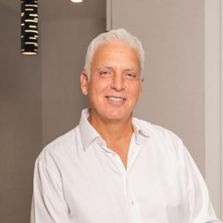 Dr. Thomas Planzos